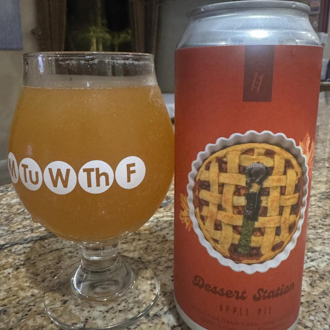 Corporate Ladder Brewing Company – Dessert Station: Apple Pie
ABV: 6,5 % | Untappd: 4,35

Dessert Station: Apple Pie er en dessertinspireret sour, hvor Corporate Ladder leverer en intens og hyggelig oplevelse med aromaer og smagsnuancer, der minder om en friskbagt æbletærte.
