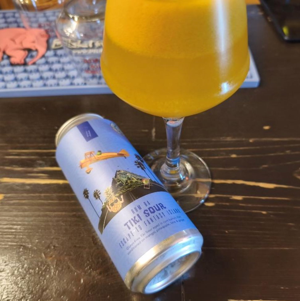 Corporate Ladder Brewing Company – Rum Barrel Aged Escape To Fantasy Island
ABV: 10,5 % | Untappd: 4,46

Rum Barrel Aged Escape To Fantasy Island er en tropisk og kompleks imperial sour, hvor frisk frugt og varme rumfade mødes i en dyb og balanceret smagsoplevelse.