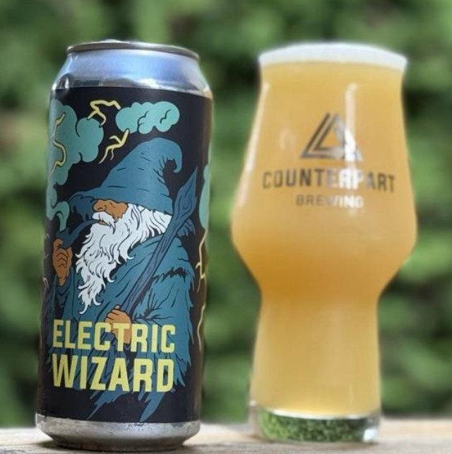 Counterpart Brewing – Electric Wizard

ABV: 8 % | Stil: Double New England IPA | Untappd: 4,27

Electric Wizard er en humlemættet Double New England IPA fra Counterpart Brewing. Øllen er brygget med Citra, Riwaka og Nelson Sauvin, hvilket giver en eksplosiv kombination af tropisk frugt, intens citrus og den karakteristiske New Zealand-karakter. Resultatet er en silkeblød DIPA med enorm aromaintensitet og en imponerende balance.

🥭 Massiv tropisk frugt: mango, passionsfrugt, papaya og moden ananas dominerer