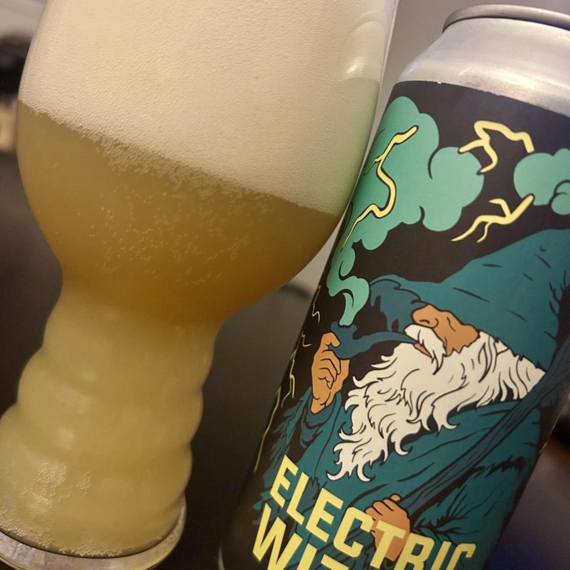Counterpart Brewing – Electric Wizard

ABV: 8 % | Stil: Double New England IPA | Untappd: 4,27

Electric Wizard er en humlemættet Double New England IPA fra Counterpart Brewing. Øllen er brygget med Citra, Riwaka og Nelson Sauvin, hvilket giver en eksplosiv kombination af tropisk frugt, intens citrus og den karakteristiske New Zealand-karakter. Resultatet er en silkeblød DIPA med enorm aromaintensitet og en imponerende balance.

🥭 Massiv tropisk frugt: mango, passionsfrugt, papaya og moden ananas dominerer