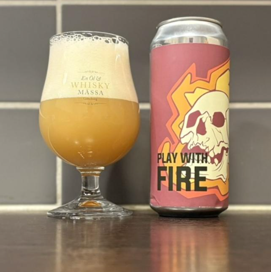 Counterpart Brewing – Play With Fire (2025)

ABV: 8,2 % | Stil: Imperial / Double New England IPA | Untappd: 4,22

En saftig og aromatisk hazy DIPA fra canadiske Counterpart Brewing. Øllen er humlet med Nelson Sauvin, Citra og Hallertau Blanc, hvilket giver en frugtdrevet profil med både tropisk frugt og vinøse nuancer.