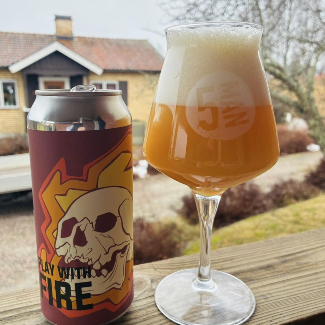Counterpart Brewing – Play With Fire (2025)

ABV: 8,2 % | Stil: Imperial / Double New England IPA | Untappd: 4,22

En saftig og aromatisk hazy DIPA fra canadiske Counterpart Brewing. Øllen er humlet med Nelson Sauvin, Citra og Hallertau Blanc, hvilket giver en frugtdrevet profil med både tropisk frugt og vinøse nuancer.
