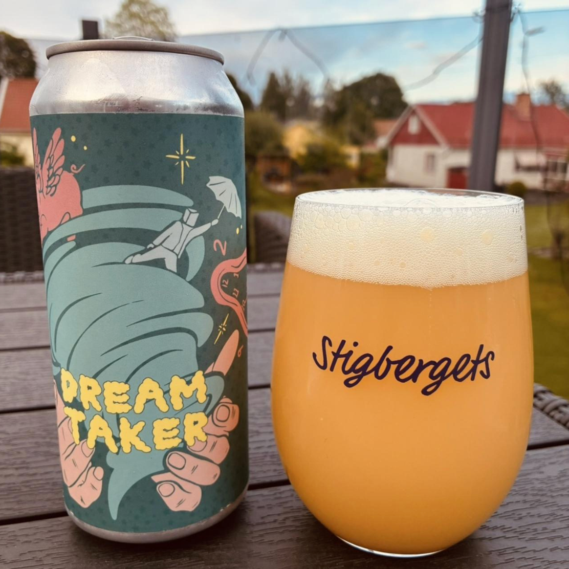 Counterpart Brewing x Brasserie Sir John – Dream Taker

ABV: 8,2 % | Stil: Double New England IPA | Untappd: 4,17

En hazy DIPA brygget af Counterpart Brewing og Brasserie Sir John. Humlekombinationen af Peacharine, Southern Cross, Riwaka og Maui Nelson Hop Kief skaber en frugtintens øl med masser af eksotiske aromaer og en silkeblød mundfølelse.