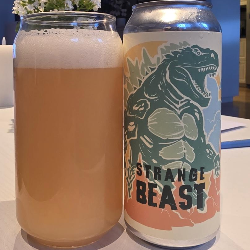 Counterpart Brewing x Nano Cinco – Strange Beast

ABV: 10,0 % | Stil: Triple New England IPA | Untappd: 4,35

En massiv TIPA fra canadiske Counterpart Brewing brygget i samarbejde med Nano Cinco. Humlekombinationen af Nelson Bliss, Superdelic og Southern Cross leverer et eksplosivt udtryk fyldt med tropisk frugt, hvidvinsnoter og den silkebløde mundfølelse, som de bedste moderne Triple IPA'er er kendt for.