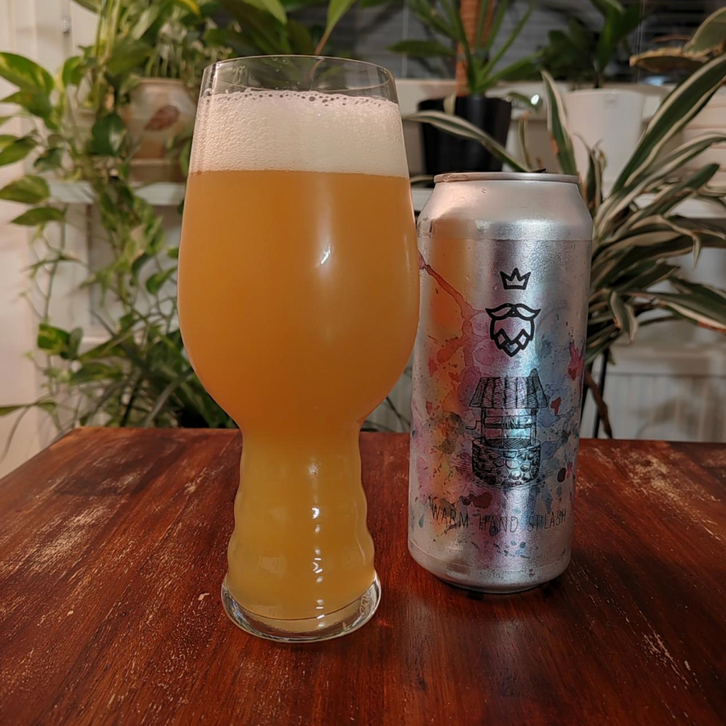 Dancing Gnome – Warm Hand Splash

ABV: 8,0 % | Stil: Imperial / Double New England / Hazy IPA | Untappd: 4,25

Warm Hand Splash er en intens og humlemættet Double New England IPA fra amerikanske Dancing Gnome i Pittsburgh, Pennsylvania. Bryggeriet er kendt for sine moderne, aromatiske humleøl, og denne udgave er en rendyrket hyldest til en af verdens mest populære humlesorter: Citra.

Øllen er den kraftigere storesøster til bryggeriets pale ale Wishbone, og ligesom originalen er Warm Hand Splash brygget ude