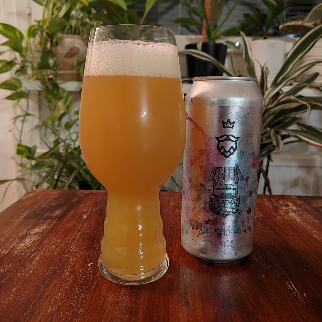 Dancing Gnome – Warm Hand Splash

ABV: 8,0 % | Stil: Imperial / Double New England / Hazy IPA | Untappd: 4,25

Warm Hand Splash er en intens og humlemættet Double New England IPA fra amerikanske Dancing Gnome i Pittsburgh, Pennsylvania. Bryggeriet er kendt for sine moderne, aromatiske humleøl, og denne udgave er en rendyrket hyldest til en af verdens mest populære humlesorter: Citra.

Øllen er den kraftigere storesøster til bryggeriets pale ale Wishbone, og ligesom originalen er Warm Hand Splash brygget ude