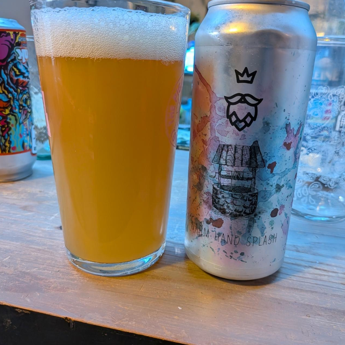 Dancing Gnome – Warm Hand Splash

ABV: 8,0 % | Stil: Imperial / Double New England / Hazy IPA | Untappd: 4,25

Warm Hand Splash er en intens og humlemættet Double New England IPA fra amerikanske Dancing Gnome i Pittsburgh, Pennsylvania. Bryggeriet er kendt for sine moderne, aromatiske humleøl, og denne udgave er en rendyrket hyldest til en af verdens mest populære humlesorter: Citra.

Øllen er den kraftigere storesøster til bryggeriets pale ale Wishbone, og ligesom originalen er Warm Hand Splash brygget ude