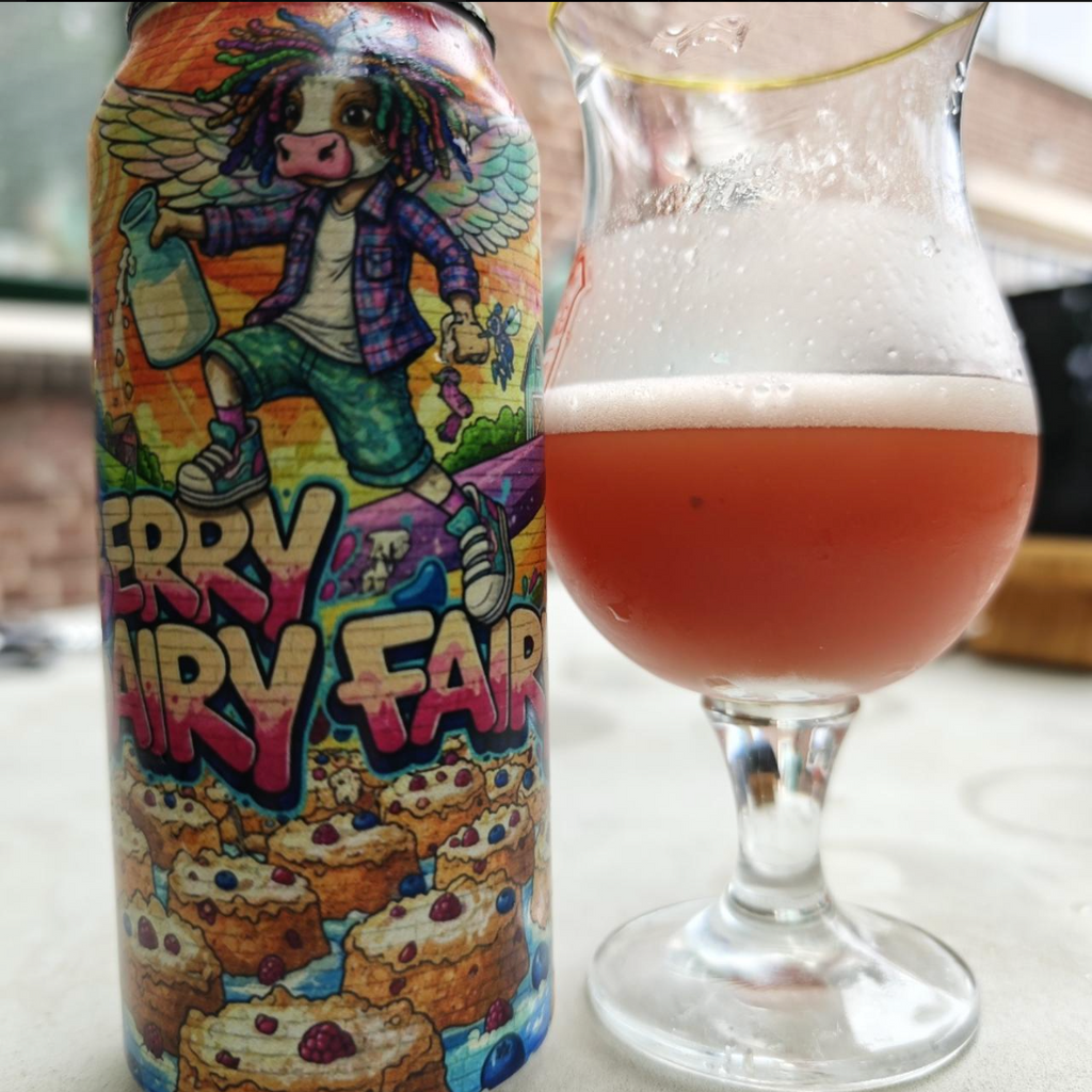DankHouse Brewing Company – Berry Dairy Fairy

ABV: 6,0 % | Stil: Fruited Sour Ale | Untappd: 4,10

Berry Dairy Fairy er en dessertinspireret frugtsour fra DankHouse, brygget med store mængder bær og cremede ingredienser, som giver et udtryk der minder om en flydende bærmilkshake. Resultatet er en fyldig og frugtintens sour med masser af sødme, syrlighed og blød mundfølelse.