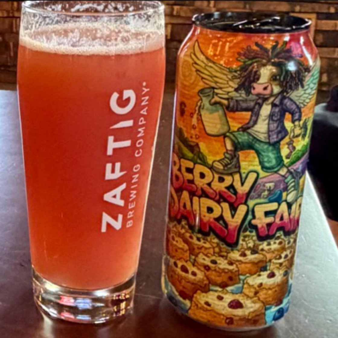 DankHouse Brewing Company – Berry Dairy Fairy

ABV: 6,0 % | Stil: Fruited Sour Ale | Untappd: 4,10

Berry Dairy Fairy er en dessertinspireret frugtsour fra DankHouse, brygget med store mængder bær og cremede ingredienser, som giver et udtryk der minder om en flydende bærmilkshake. Resultatet er en fyldig og frugtintens sour med masser af sødme, syrlighed og blød mundfølelse.