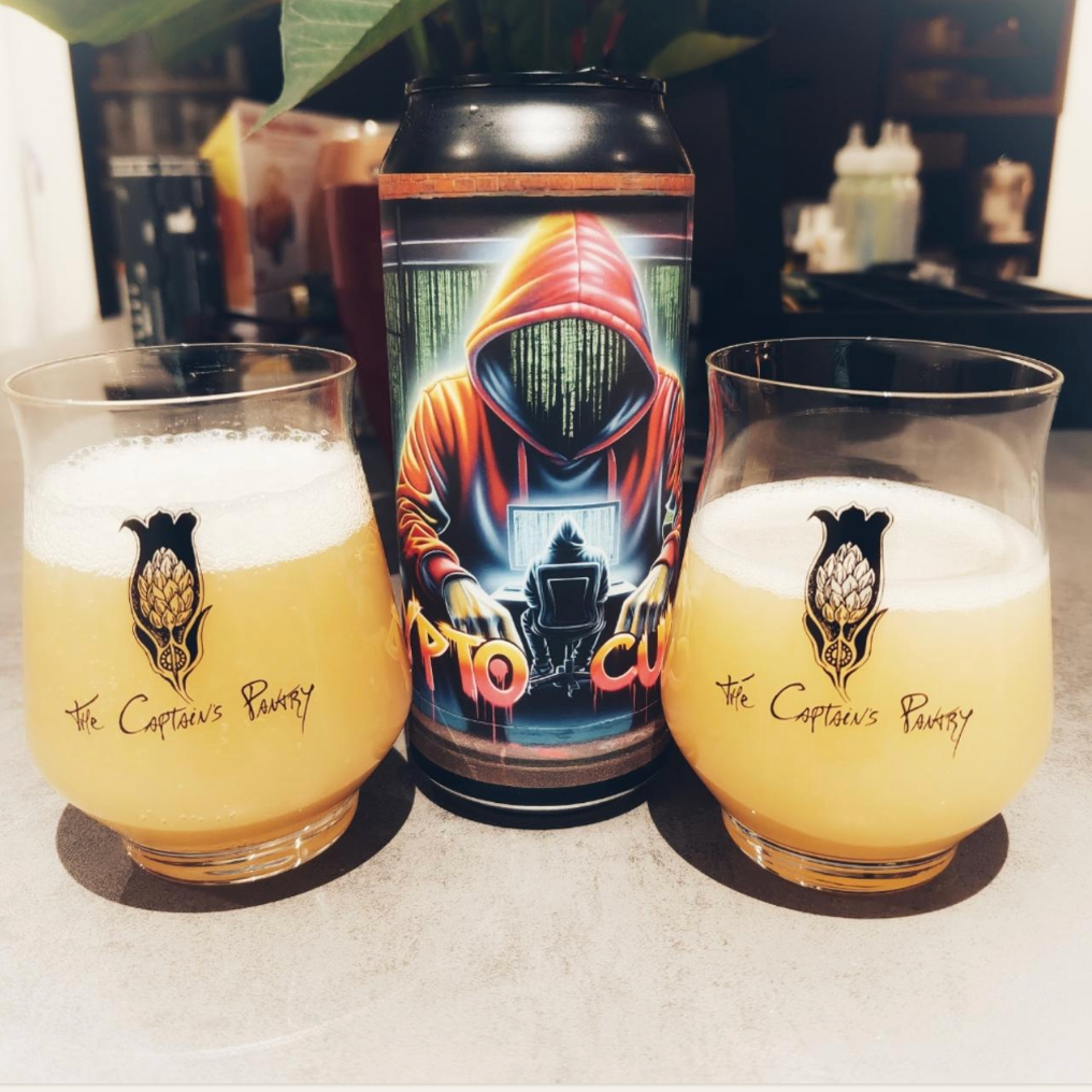DankHouse Brewing Company – Crypto Culture
ABV: 7,0 % | Stil: IPA – New England / Hazy IPA | Untappd: 4,17

En frisk og saftig New England IPA, hvor tropiske toner og blød humle danner rammen om en livlig og frugtdrevet oplevelse.