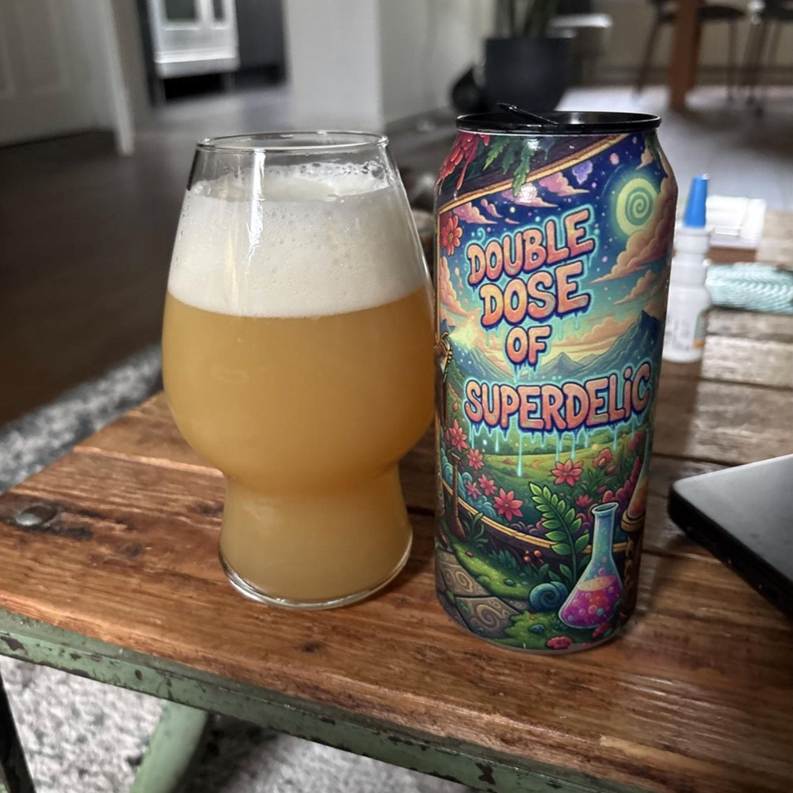DankHouse Brewing Company – Double Dose of Superdelic

ABV: 8,0 % | Stil: Double New England IPA | Untappd: 4,12

Double Dose of Superdelic er præcis, hvad navnet antyder – en dobbelt dosis af den eftertragtede Superdelic-humle. Øllen er tørhumlet udelukkende med Superdelic, hvilket giver et rent og fokuseret udtryk, hvor humlens karakter får lov til at stå helt alene.