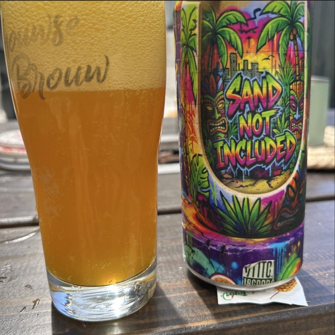 DankHouse Brewing Company – Sand Not Included

ABV: 6,0 % | Stil: Fruited Sour | Untappd: 3,97

Sand Not Included er DankHouse' bud på flydende ferie i et glas. Brygget med passionsfrugt, mango, ananas og et strejf af agavesirup, som tilsammen skaber en tropisk og saftig sour med masser af strandvibes.