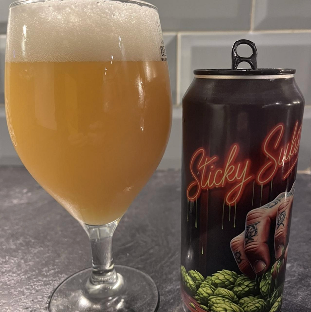 DankHouse Brewing Company – Sticky Substances

ABV: 10,0 % | Stil: Triple New England / Hazy IPA | Untappd: 4,24

Sticky Substances er en voldsomt humlet Triple IPA fra amerikanske DankHouse Brewing Company i Ohio. Med hele 10 % alkohol og en imponerende kombination af newzealandske og eksperimentelle humler er der lagt op til en intens og saftig humleoplevelse.

Bryggeriet har tørhumlet øllen med Nelson Sauvin, Nectaron, Riwaka og HBC 1019 samt tilsat Maui Nelson Hop Kief for ekstra aromatisk intensitet.