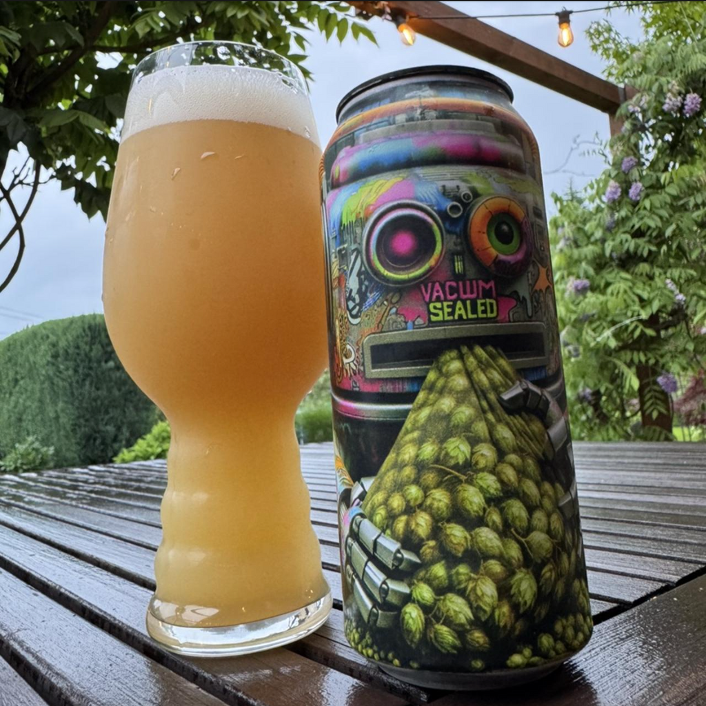 DankHouse Brewing Company – Vacuum Sealed

ABV: 7,0 % | Stil: Double New England IPA | Untappd: 4,17

Vacuum Sealed er en moderne DIPA fra DankHouse brygget med fokus på maksimal humlearoma og et blødt, juicy udtryk. Øllen er skabt omkring en humleprofil, der leverer lag af tropisk frugt, citrus og stenfrugt pakket ind i den karakteristiske hazy mundfølelse.