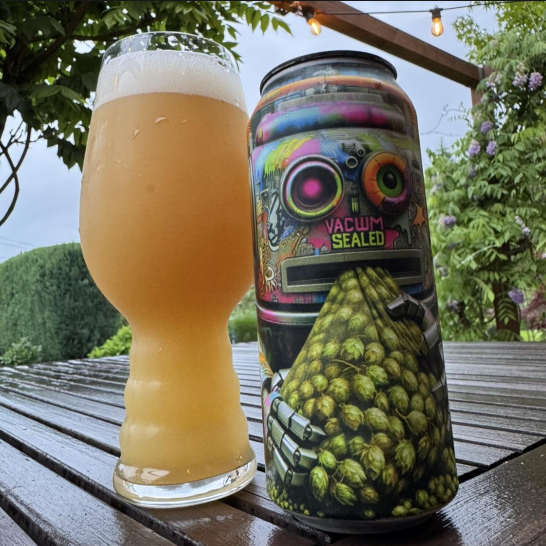 DankHouse Brewing Company – Vacuum Sealed

ABV: 7,0 % | Stil: Double New England IPA | Untappd: 4,17

Vacuum Sealed er en moderne DIPA fra DankHouse brygget med fokus på maksimal humlearoma og et blødt, juicy udtryk. Øllen er skabt omkring en humleprofil, der leverer lag af tropisk frugt, citrus og stenfrugt pakket ind i den karakteristiske hazy mundfølelse.