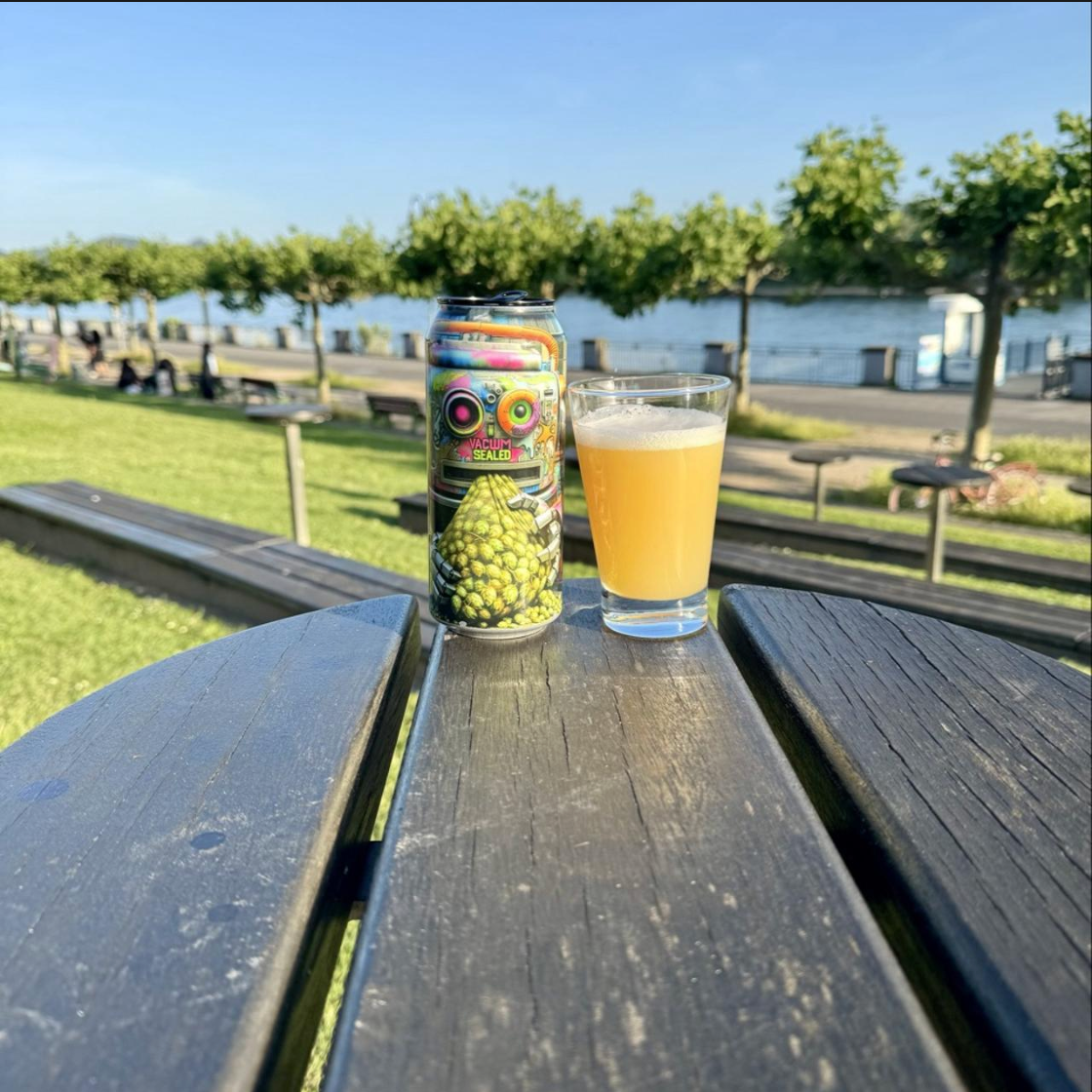 DankHouse Brewing Company – Vacuum Sealed

ABV: 7,0 % | Stil: Double New England IPA | Untappd: 4,17

Vacuum Sealed er en moderne DIPA fra DankHouse brygget med fokus på maksimal humlearoma og et blødt, juicy udtryk. Øllen er skabt omkring en humleprofil, der leverer lag af tropisk frugt, citrus og stenfrugt pakket ind i den karakteristiske hazy mundfølelse.