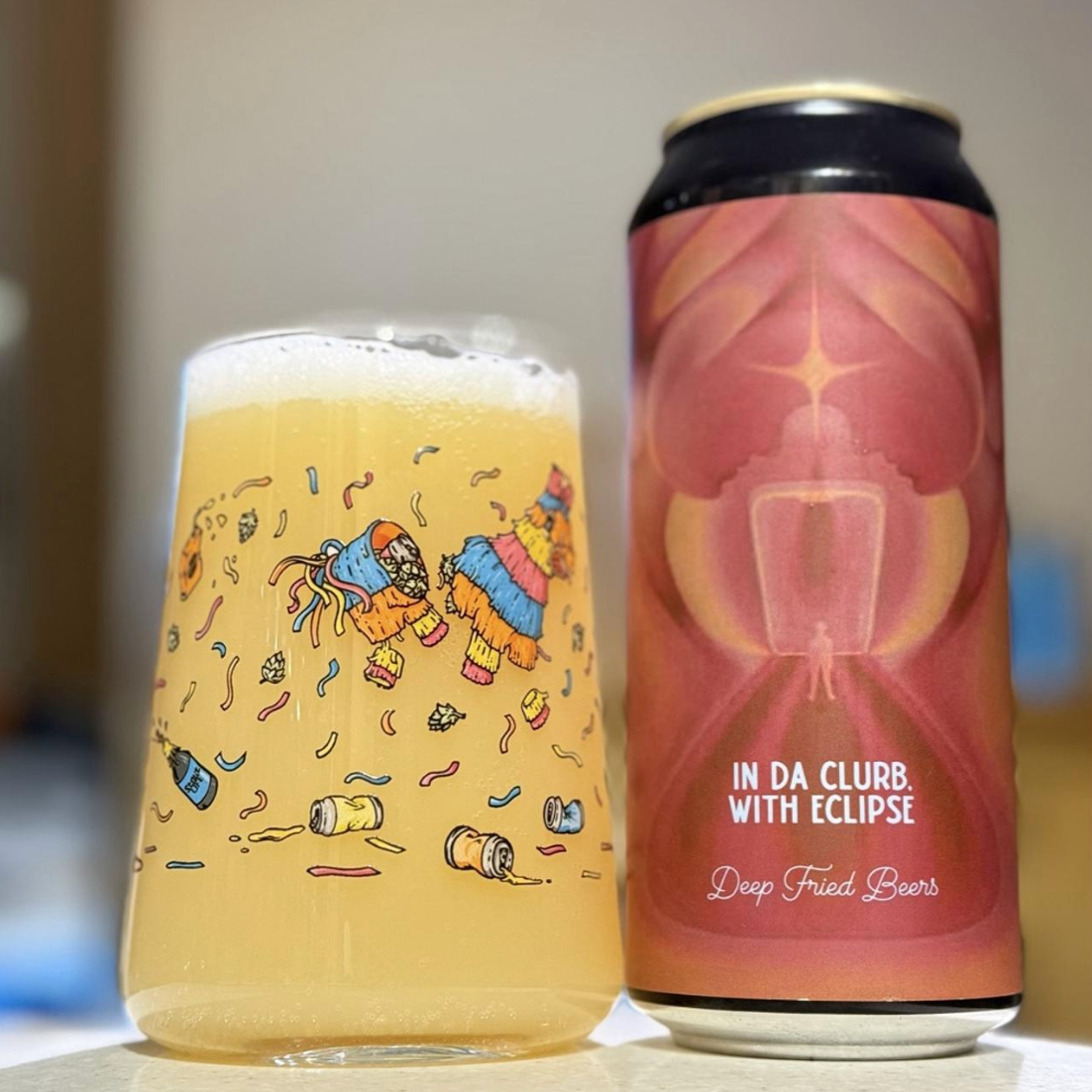 Deep Fried Beers – In Da Clurb With Eclipse
ABV: 8,4 % | Stil: New England / hazy IPA | Untappd: 4,49

En saftig og fyldig New England IPA med flot balance mellem tropiske toner, frugtighed og blød humle, som gør den både aromatisk og drikbar.