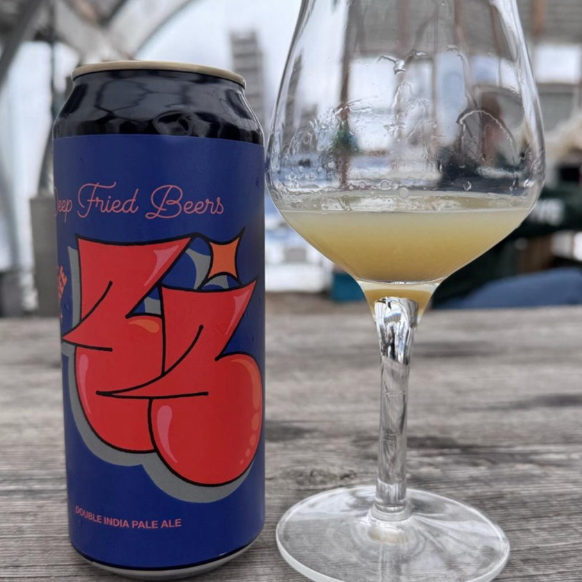 Deep Fried Beers – Three Times Three Vol. 7
ABV: 8,0 % | Untappd: 4,51

Three Times Three Vol. 7 er en moderne og saftig Double IPA skabt i samarbejde mellem flere anerkendte bryggerier, brygget med fokus på tropisk aroma, cremet blødhed og balanceret bitterhed.