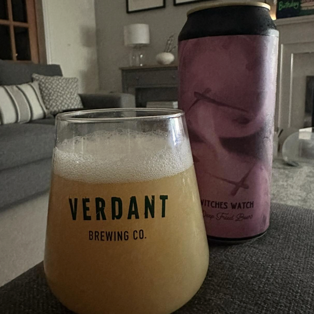 Deep Fried Beers – WITCHES WATCH

ABV: 9,2 % | Stil: IPA – Imperial / Double New England / Hazy | Untappd: 4,44

WITCHES WATCH er endnu en kompromisløs humlebombe fra Deep Fried Beers. Her er der brugt store mængder af Citra, Simcoe, Nelson Sauvin og Rakau samt en række koncentrerede humleprodukter som Incognito, Subzero Hop Kief, Quantums og Amplifire Oil. Resultatet er en massiv moderne Hazy DIPA med humlen helt i centrum.
