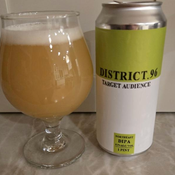 District 96 Beer Factory – Target Audience
ABV: 8,5 % | Stil: Imperial / Double New England / Hazy IPA | Untappd: 4,22

En stor og saftig double NEIPA fra District 96, hvor tropiske toner og en rund humleprofil spiller hovedrollen i et frugtdrevet og aromatisk udtryk.