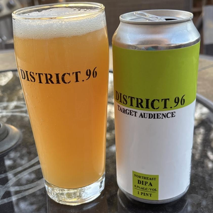 District 96 Beer Factory – Target Audience
ABV: 8,5 % | Stil: Imperial / Double New England / Hazy IPA | Untappd: 4,22

En stor og saftig double NEIPA fra District 96, hvor tropiske toner og en rund humleprofil spiller hovedrollen i et frugtdrevet og aromatisk udtryk.