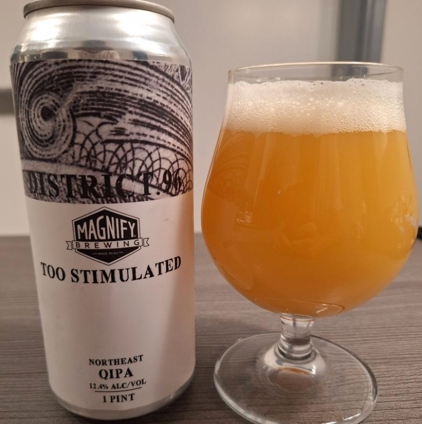 District 96 Beer Factory x Magnify Brewing – Too Stimulated
ABV: 12,4 % | Stil: Quadruple IPA | Untappd: 4,32

Et kraftfuldt collab mellem District 96 og Magnify Brewing, hvor to humleorienterede bryggerier går sammen om at skabe en massiv, saftig og aromatisk quad-IPA.