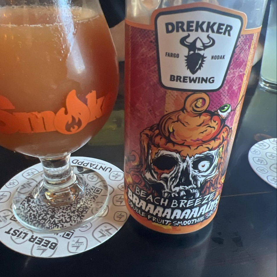 Drekker Brewing Company – Braaaaaaaains: Beach Breeze

ABV: 6,2 % | Stil: Smoothie / Pastry Sour | Untappd: 4,18

Braaaaaaaains: Beach Breeze er en tropisk og frugtmættet Smoothie Sour fra amerikanske Drekker Brewing Company i Fargo, North Dakota. Øllen er en del af bryggeriets populære Braaaaaaaains-serie, der er kendt for massive mængder frugt, fyldig konsistens og dessertinspirerede smagsoplevelser.

Denne udgave er brygget med guava, mango og Cara Cara-appelsiner, som kombineres med havsalt, laktose og 