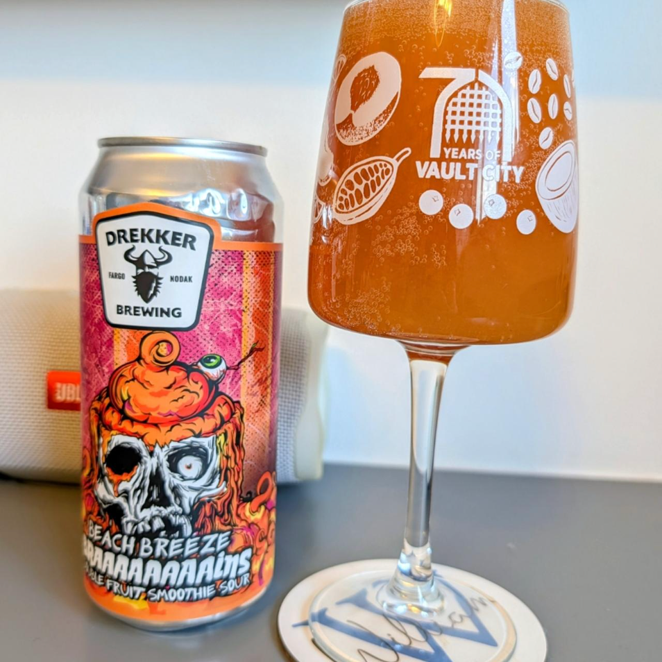 Drekker Brewing Company – Braaaaaaaains: Beach Breeze

ABV: 6,2 % | Stil: Smoothie / Pastry Sour | Untappd: 4,18

Braaaaaaaains: Beach Breeze er en tropisk og frugtmættet Smoothie Sour fra amerikanske Drekker Brewing Company i Fargo, North Dakota. Øllen er en del af bryggeriets populære Braaaaaaaains-serie, der er kendt for massive mængder frugt, fyldig konsistens og dessertinspirerede smagsoplevelser.

Denne udgave er brygget med guava, mango og Cara Cara-appelsiner, som kombineres med havsalt, laktose og 