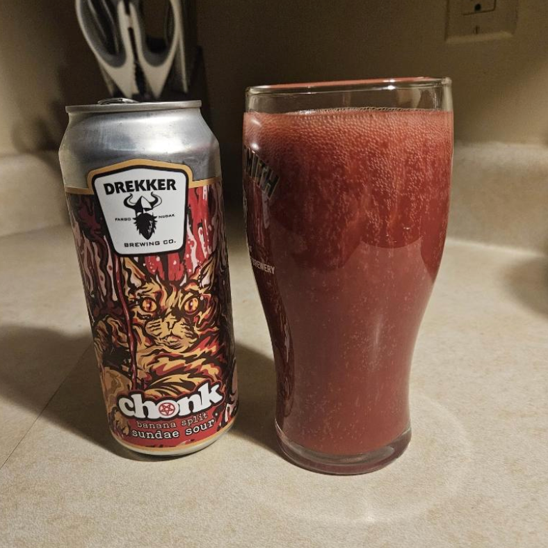 Drekker Brewing Company – CHONK: Banana Split

ABV: 6,4 % | Stil: Sour – Smoothie / Pastry | Untappd: 4,25

En klassisk CHONK smoothie sour fra Drekker inspireret af banana split-desserten. Fyldt med banan, jordbær og chokolade samt laktose, hvilket giver en ekstremt tyk og dessertagtig profil.
