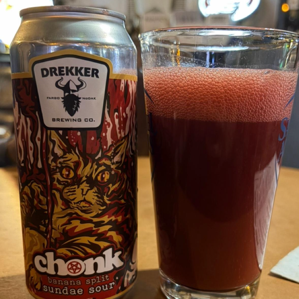 Drekker Brewing Company – CHONK: Banana Split

ABV: 6,4 % | Stil: Sour – Smoothie / Pastry | Untappd: 4,25

En klassisk CHONK smoothie sour fra Drekker inspireret af banana split-desserten. Fyldt med banan, jordbær og chokolade samt laktose, hvilket giver en ekstremt tyk og dessertagtig profil.