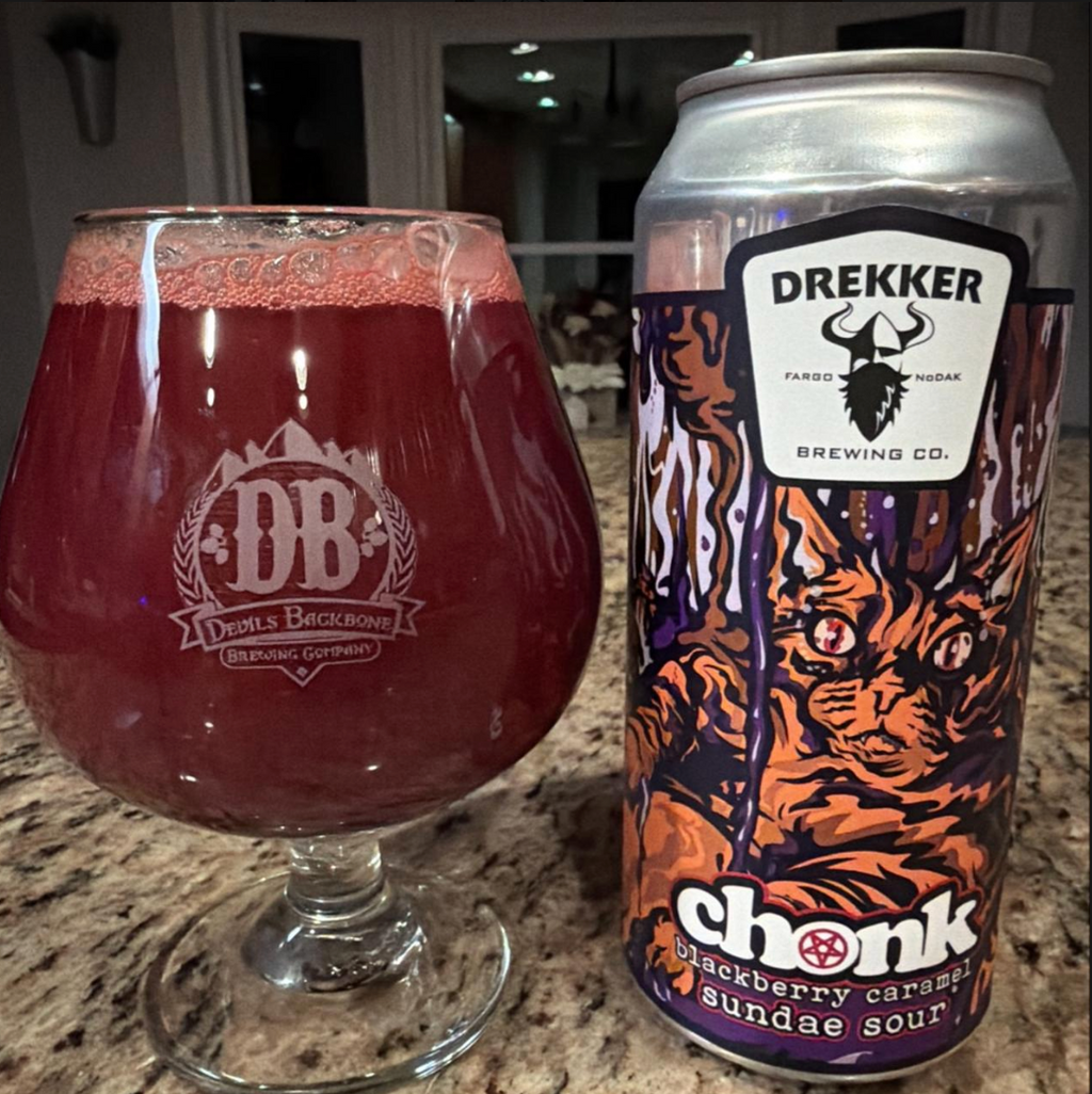 Drekker Brewing Company – CHONK: Blackberry Caramel
ABV: 6,7 % | Stil: Sour – Smoothie / Pastry | Untappd: 4,29

En cremet og frugtagtig smoothie sour, hvor den søde og let syrlige karakter fra brombær og solbær møder blød karamel og vanilje i et dessert-inspireret udtryk.