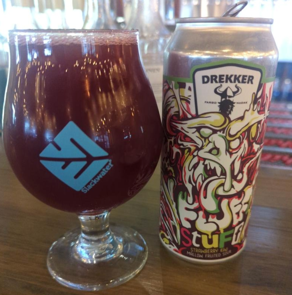 Drekker Brewing Company – Fluff Stuff: Strawberry Kiwi

ABV: 6,0 % | Stil: Sour – Fruited (smoothie/pastry udtryk) | Untappd: 4,38

En del af Drekker’s “Fluff Stuff”-serie, hvor fokus er på ekstremt frugtige og bløde smoothie sours. Denne version er lavet med jordbær, kiwi og en massiv mængde marshmallows, som giver en sød, fluffy og dessertagtig profil.