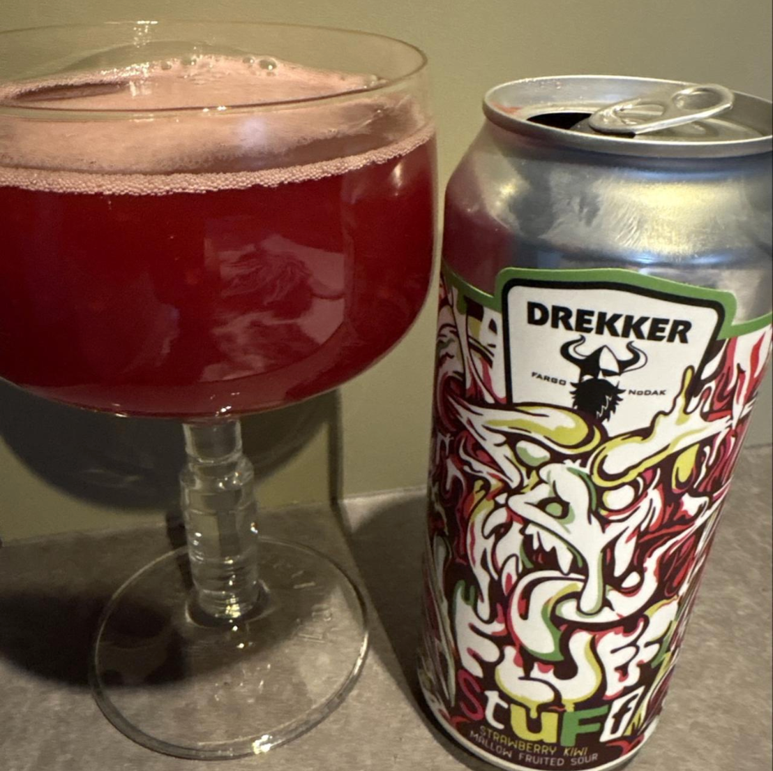 Drekker Brewing Company – Fluff Stuff: Strawberry Kiwi

ABV: 6,0 % | Stil: Sour – Fruited (smoothie/pastry udtryk) | Untappd: 4,38

En del af Drekker’s “Fluff Stuff”-serie, hvor fokus er på ekstremt frugtige og bløde smoothie sours. Denne version er lavet med jordbær, kiwi og en massiv mængde marshmallows, som giver en sød, fluffy og dessertagtig profil.