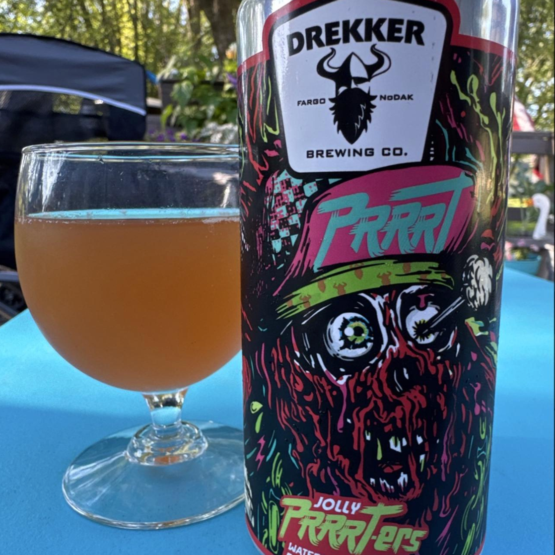 Drekker Brewing Company – Jolly PRRRTers Watermelon Guava

ABV: 6,5 % | Stil: Smoothie Sour | Untappd: 4,10

Jolly PRRRTers Watermelon Guava er Drekker i fuldt tropisk sommerhumør. Denne smoothie sour er fyldt til randen med vandmelon og guava, hvilket giver en saftig, sød og næsten slikagtig oplevelse. Som resten af PRRRT-serien leverer den massiv frugtintensitet og en tyk, smoothie-lignende mundfølelse.