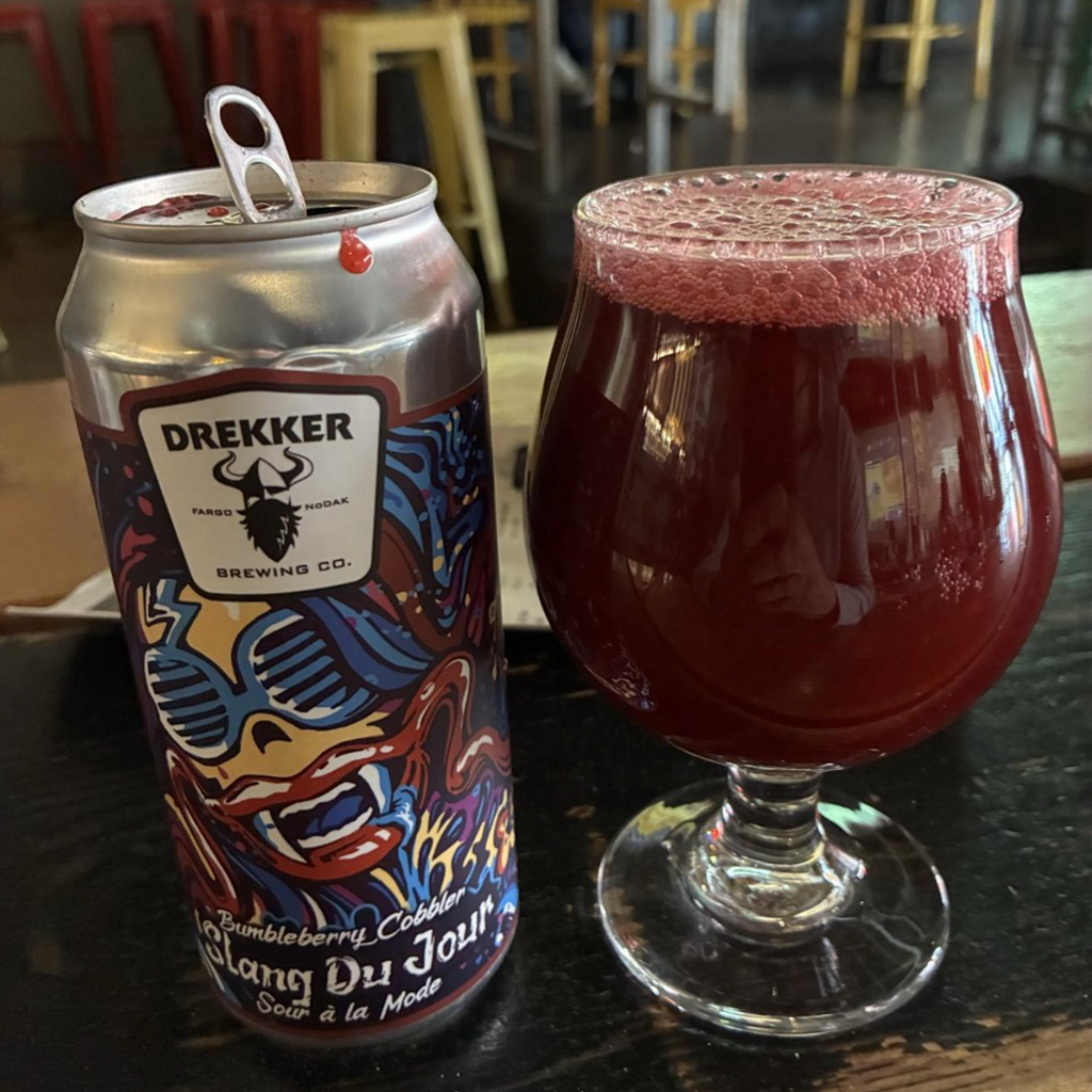 Drekker Brewing Company – Slang Du Jour: Bumbleberry Cobbler

ABV: 6,4 % | Stil: Sour – Smoothie / Pastry | Untappd: 4,25

En klassisk Slang Du Jour smoothie sour fra Drekker inspireret af bær-cobbler dessert. Fyldt med blåbær, jordbær og brombær kombineret med granola, kanel og vanilje. Mere dessert end øl.