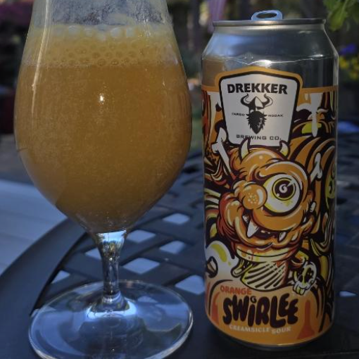 Drekker Brewing Company – Swirlee: Orange Creamsicle

ABV: 6,4 % | Stil: Sour – Fruited (smoothie/pastry udtryk) | Untappd: 4,22

En dessertinspireret smoothie sour fra Drekker, hvor tangerine og cara cara appelsin møder vanilje og “creamsicle”-profil. Tænkt som en flydende is og den rammer ret præcist.