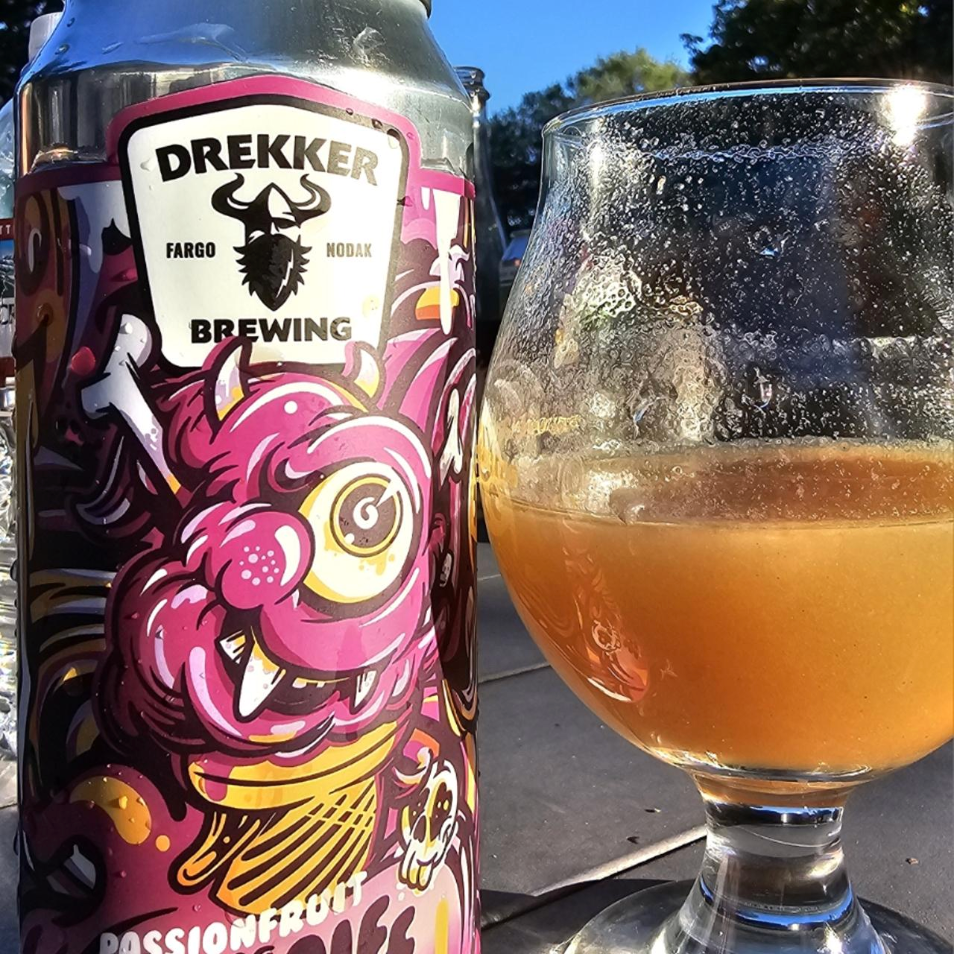 Drekker Brewing Company – Swirlee: Passionfruit Creamsicle

ABV: 6,4 % | Stil: Fruited Sour | Untappd: 4,19

Swirlee: Passionfruit Creamsicle er en tropisk og dessertinspireret Fruited Sour fra amerikanske Drekker Brewing Company i Fargo, North Dakota. Øllen er en del af bryggeriets Swirlee-serie, hvor klassiske isdesserter møder frugtige og syrlige øl.

Denne udgave kombinerer passionsfrugt med cremet vaniljeis og skaber en uimodståelig balance mellem eksotisk friskhed og blød dessertsødme.