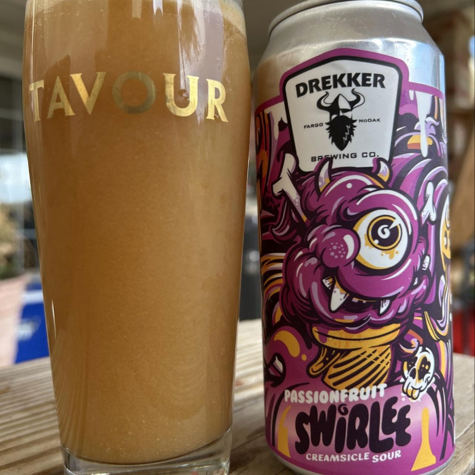 Drekker Brewing Company – Swirlee: Passionfruit Creamsicle

ABV: 6,4 % | Stil: Fruited Sour | Untappd: 4,19

Swirlee: Passionfruit Creamsicle er en tropisk og dessertinspireret Fruited Sour fra amerikanske Drekker Brewing Company i Fargo, North Dakota. Øllen er en del af bryggeriets Swirlee-serie, hvor klassiske isdesserter møder frugtige og syrlige øl.

Denne udgave kombinerer passionsfrugt med cremet vaniljeis og skaber en uimodståelig balance mellem eksotisk friskhed og blød dessertsødme.
