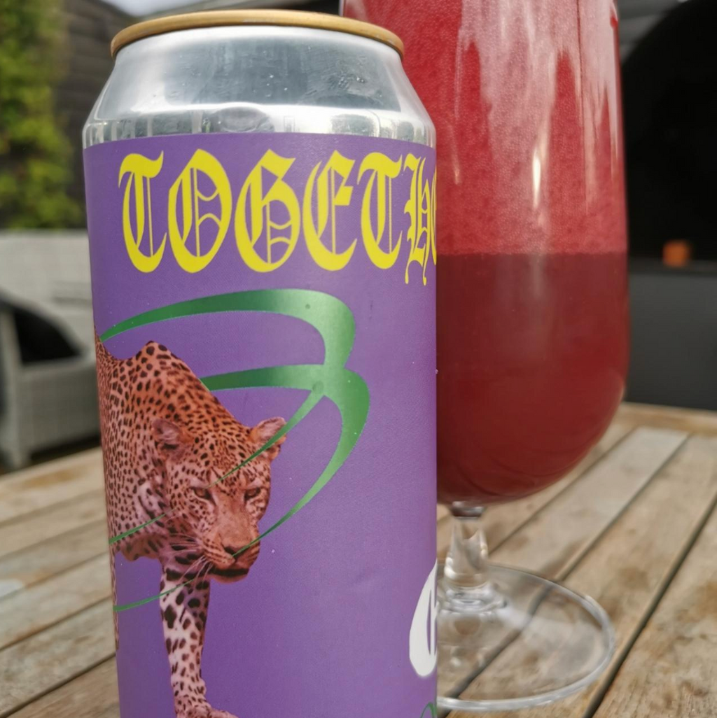 Elmeleven – Cosmosis (PULP)

ABV: 5,0 % | Stil: Smoothie / Pastry Sour | Untappd: 4,25

Cosmosis er endnu en kompromisløs PULP-frugtbombe fra svenske Elmeleven. Her kombineres hindbær, kirsebær, blåbær og kokos i en tyk og cremet smoothie sour, hvor mørke bær, frisk syrlighed og blød kokos smelter sammen.