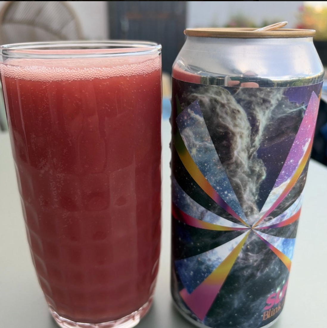 Elmeleven – Superluminal (PULP)

ABV: 5,0 % | Stil: Smoothie / Pastry Sour | Untappd: 4,25

En massiv og frugtpakket smoothie sour fra Elmeleven, hvor fokus er på ren frugtintensitet og tyk “pulp” konsistens. Her er vi i den tunge ende af smoothie-stilen, men stadig med en balanceret syre, der holder det hele i skak.