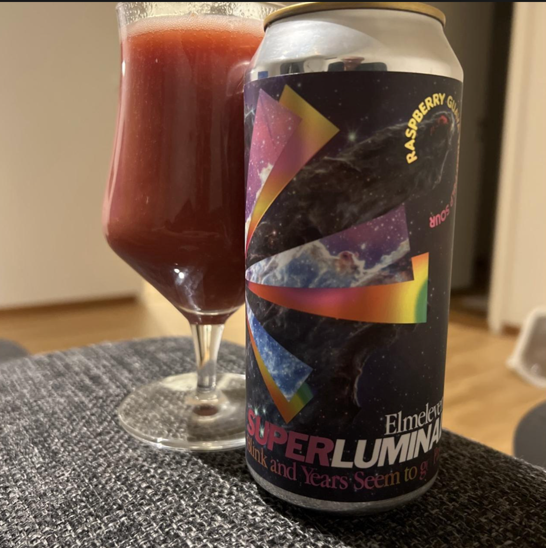 Elmeleven – Superluminal (PULP)

ABV: 5,0 % | Stil: Smoothie / Pastry Sour | Untappd: 4,25

En massiv og frugtpakket smoothie sour fra Elmeleven, hvor fokus er på ren frugtintensitet og tyk “pulp” konsistens. Her er vi i den tunge ende af smoothie-stilen, men stadig med en balanceret syre, der holder det hele i skak.