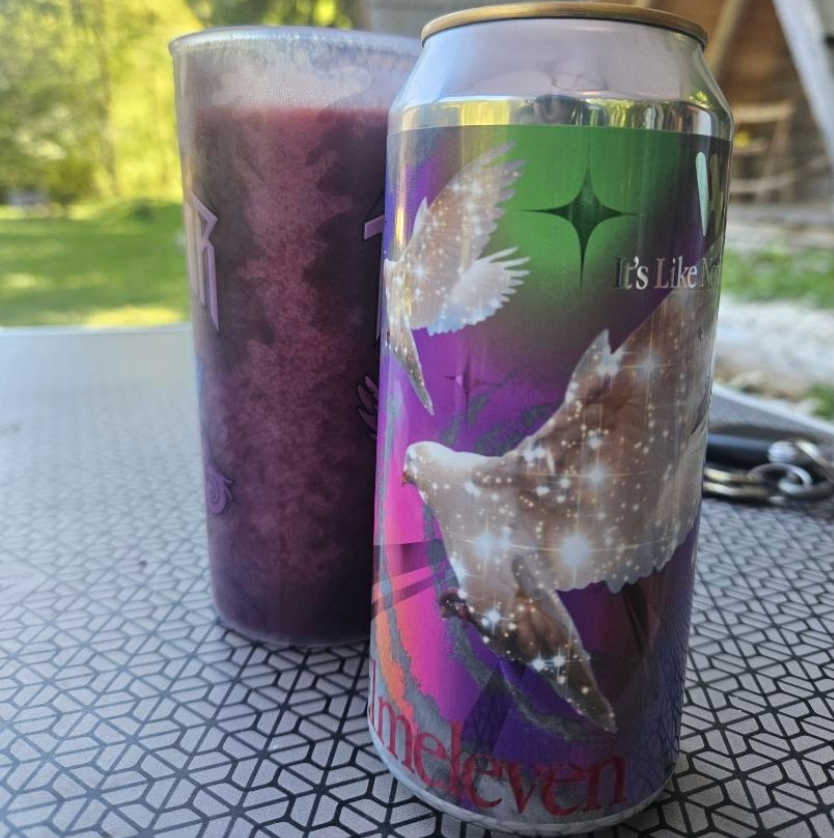 Elmeleven – Wow! Signal (PULP)

ABV: 5,0 % | Stil: Smoothie / Pastry Sour | Untappd: 4,23

Wow! Signal er endnu en voldsom frugtdessert fra svenske Elmelevens PULP-serie. Denne gang er opskriften dejligt simpel: hindbær og chokolade. Syrlige, saftige bær møder sød og fyldig chokolade i en tyk smoothie sour, der leder tankerne hen på hindbærdessert med chokoladesauce.