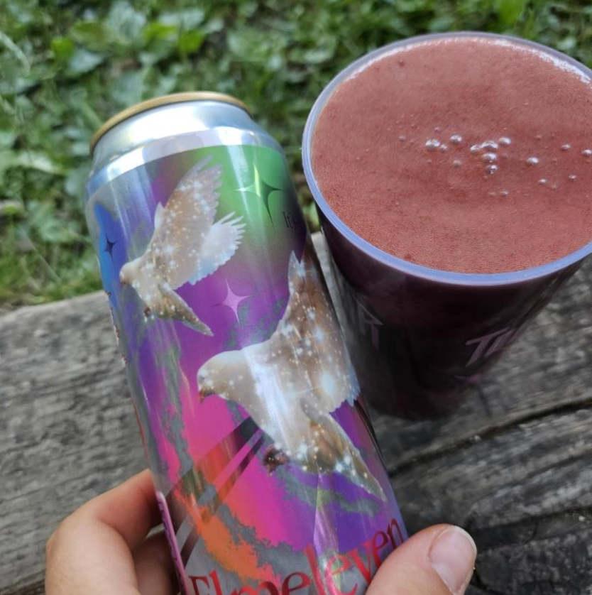 Elmeleven – Wow! Signal (PULP)

ABV: 5,0 % | Stil: Smoothie / Pastry Sour | Untappd: 4,23

Wow! Signal er endnu en voldsom frugtdessert fra svenske Elmelevens PULP-serie. Denne gang er opskriften dejligt simpel: hindbær og chokolade. Syrlige, saftige bær møder sød og fyldig chokolade i en tyk smoothie sour, der leder tankerne hen på hindbærdessert med chokoladesauce.