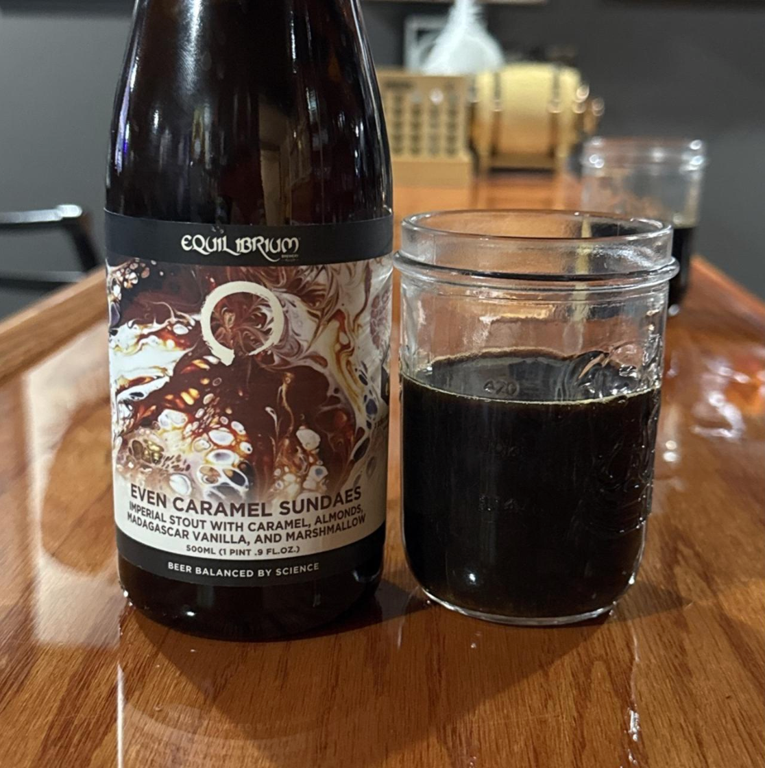 Equilibrium Brewery × 3 Sons Brewing Co. – Even Caramel Sundaes

ABV: 11,0 % | Stil: Imperial / Double Pastry Stout | Untappd: 4,27

Even Caramel Sundaes er en overdådig Imperial Pastry Stout fra amerikanske Equilibrium Brewery, brygget i samarbejde med 3 Sons Brewing Co. fra Florida. En kraftig dessertøl på 11 %, inspireret af klassiske amerikanske isdesserter og fyldt med søde, cremede smagsnuancer.

Øllen er tilsat karamel, mandler, madagaskarvanilje og marshmallow. En uimodståelig kombination, der leder