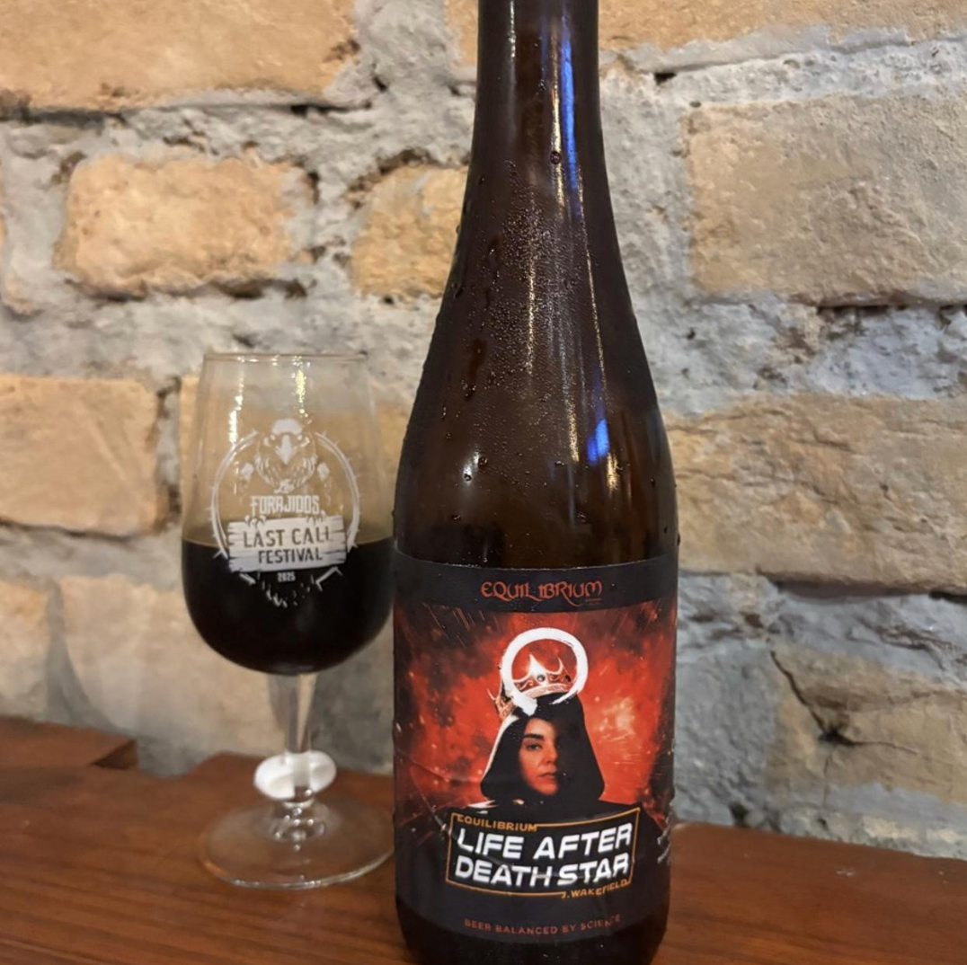 Equilibrium Brewery – Life After Death Star (Batch 7) 2025
ABV: 11,0 % | Stil: Imperial / Double Pastry Stout | Untappd: 4,25

En massiv og dessertinspireret pastry stout fra Equilibrium, brygget i samarbejde med J. Wakefield Brewing. Øllen er fyldt med kaffe, kokos, marshmallow og vanilje, som giver et intenst og fyldigt smagsbillede.