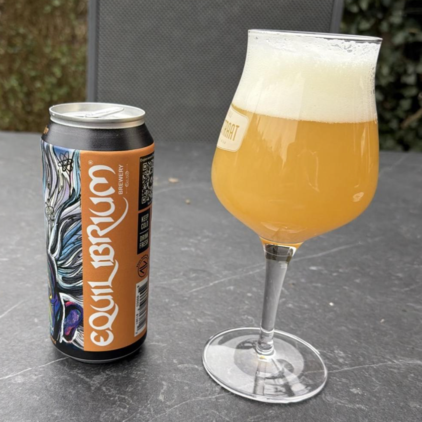 Equilibrium Brewery – MC²
ABV: 8,0 % | Stil: Double New England / Hazy IPA | Untappd: 4,22

En saftig og kraftfuld DIPA fra Equilibrium Brewery, brygget som “storebroren” til Photon, hvor en intens humleprofil giver et massivt frugtdrevet udtryk med blød og cremet mundfølelse.