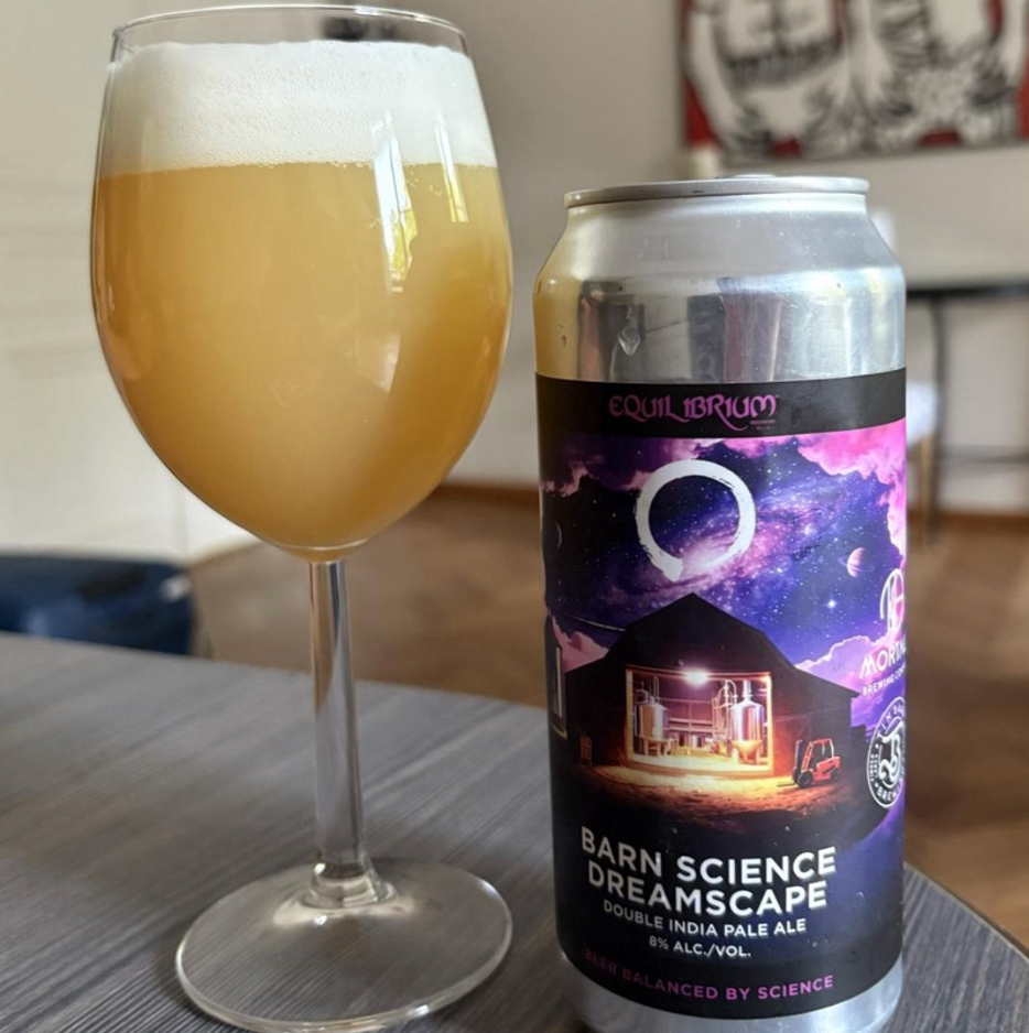 Equilibrium Brewery x Mortalis Brewing Company x Tin Barn Brewing – Barn Science Dreamscape

ABV: 8,0 % | Stil: Imperial / Double New England IPA | Untappd: 4,10

En collab release, hvor Equilibrium mixer elementer fra deres Barn Science og Dreamscape-serier og bygger en klassisk, tung EQ haze med maksimal saturation.