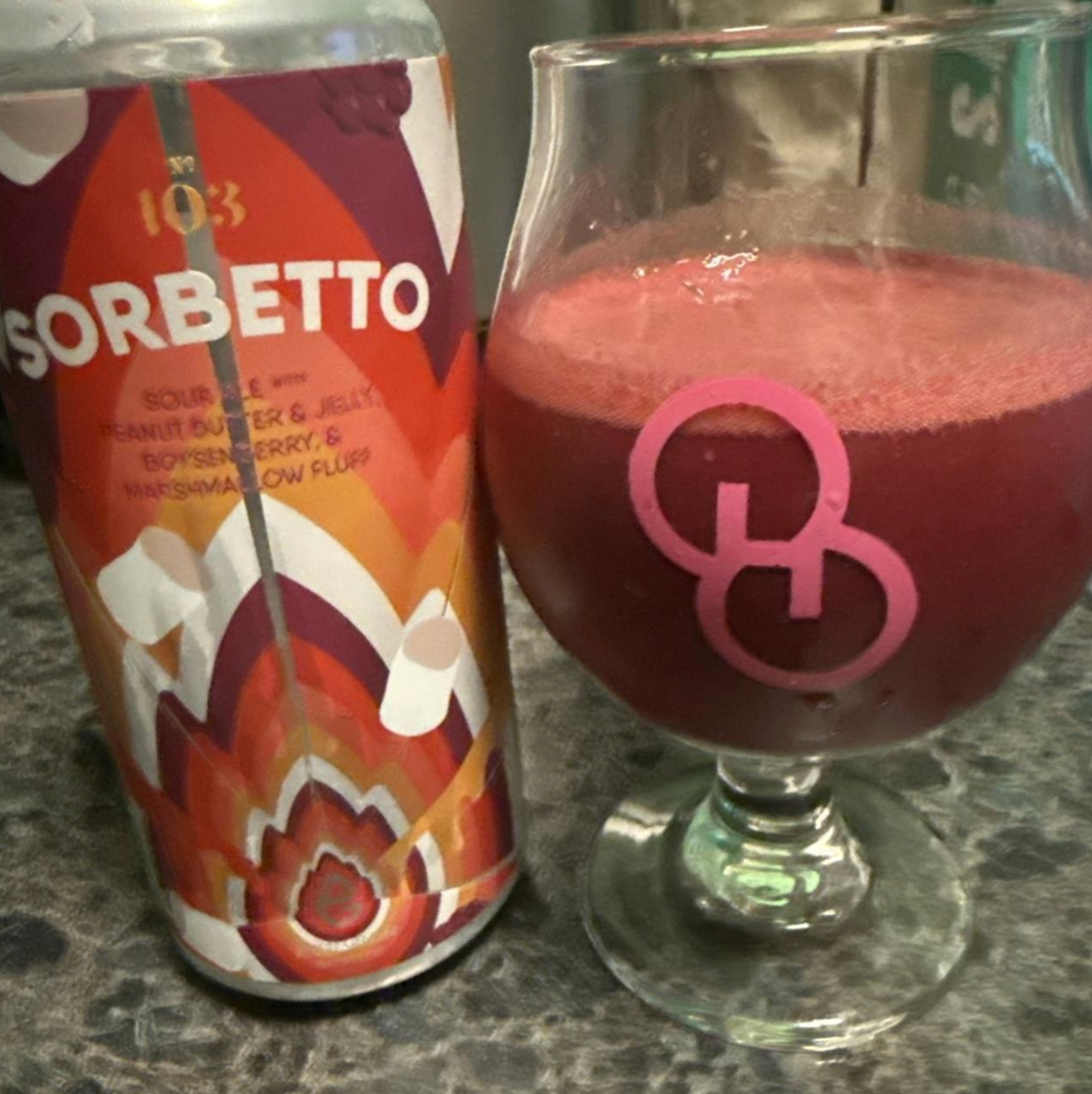 Ever Grain Brewing Co. – Sorbetto #103

ABV: 6 % | Stil: Smoothie Pastry Sour | Untappd: 4,23

Sorbetto #103 er endnu en vild udgave i Ever Grains populære Sorbetto-serie. Her har bryggeriet taget inspiration fra den klassiske PB&amp;J-sandwich og kombineret peanutbutter, boysenbærgelé, mælkesukker og skumfidus i en fyldig smoothie sour. Resultatet er en nostalgisk, cremet og overraskende velbalanceret frugtøl, hvor dessert og syrlighed mødes i perfekt harmoni.