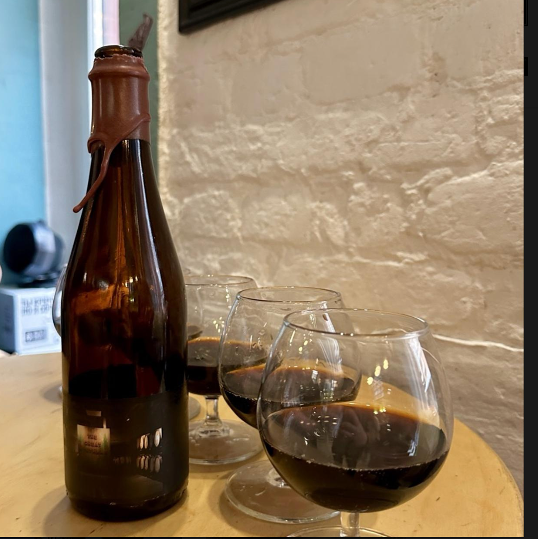 Evil Twin Brewing NYC – The Great Northern Barrel-Aged Series #54 (2026)

ABV: 15,3 % | Stil: Barrel-Aged Barleywine | Untappd: 4,32

En ekstremt tung og kompleks barrel aged barleywine fra Evil Twin, blendet af flere langtidslagrede batches. Her er vi helt oppe i “vin i ølform”-territorie med massiv fadpåvirkning og dybde.