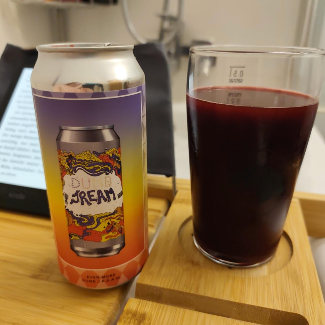Evil Twin Brewing NYC x Burley Oak – Even More Dumb J.R.E.A.M. – 16 Year Anniversary Beer

ABV: 7,16 % | Stil: Sour – Fruited | Untappd: 4,39

Even More Dumb J.R.E.A.M. er Evil Twin NYC's 16-års jubilæumsudgave af deres kompromisløse dessert-sours, denne gang brygget sammen med Burley Oak. Her er der pakket brombær, jordbær, abrikos, peanutbutter og chokoladeovertrukne pretzels i samme øl. En massiv kombination af syrlig frugt, nødder, chokolade og dessert.
